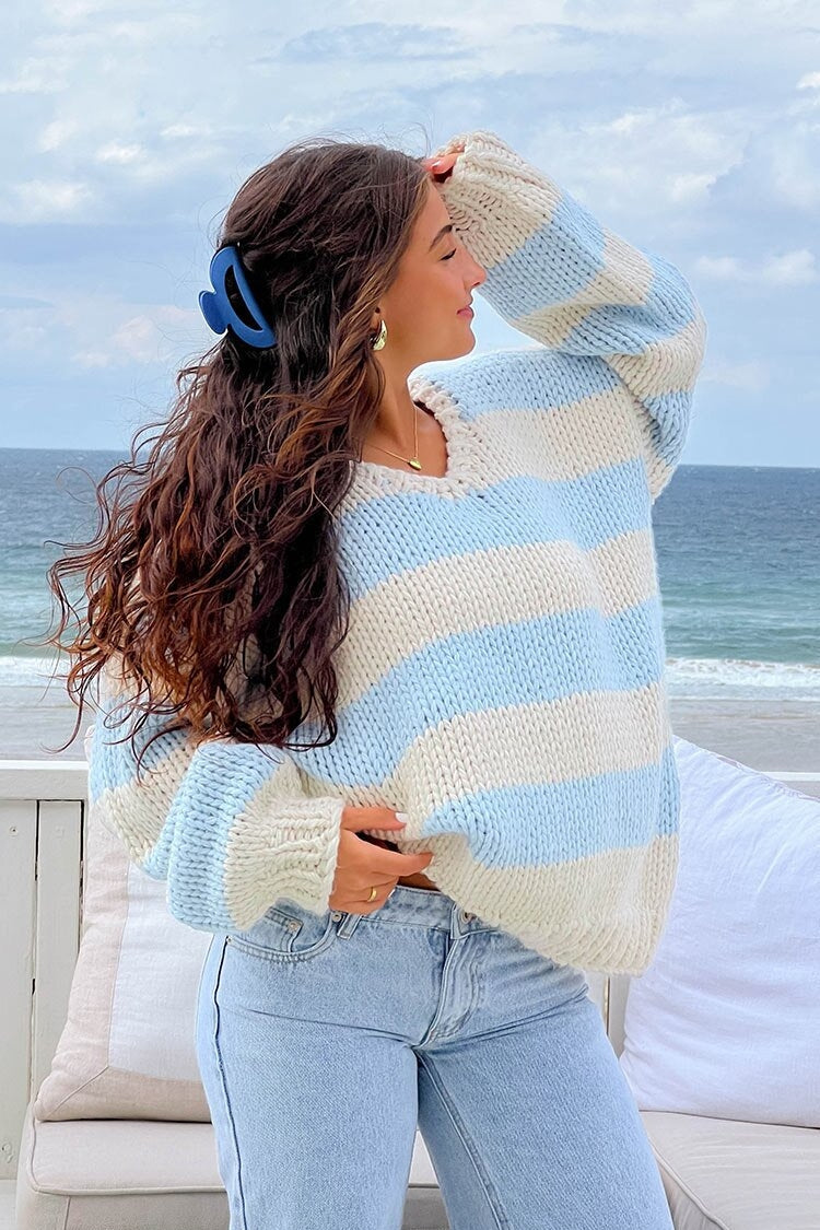 Gemütlicher schulterfreier gestreifter Strickpullover für den Herbst