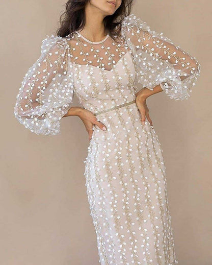 Damen Kleid mit transparenten Puffärmeln und Blumenstickerei