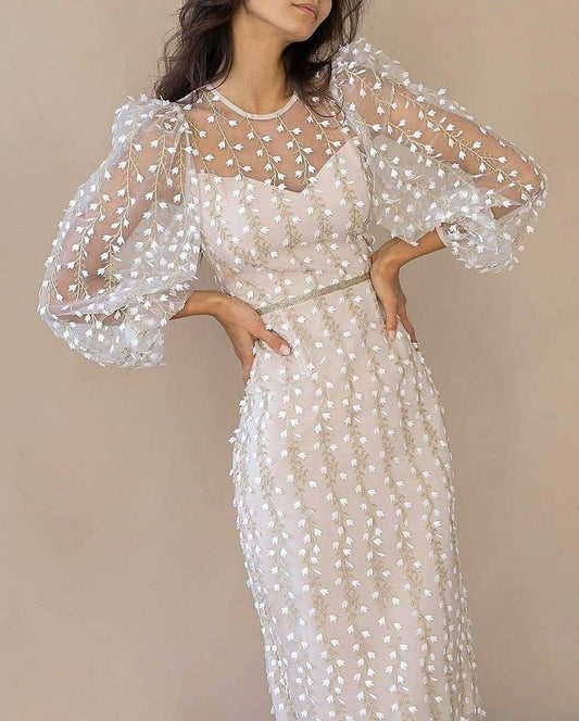Damen Kleid mit transparenten Puffärmeln und Blumenstickerei