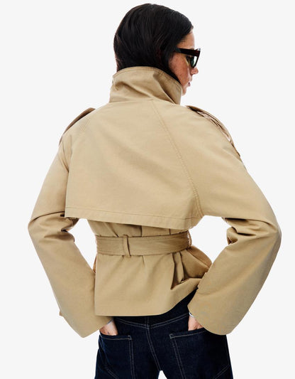 Klassischer leichter Herbst-Trenchcoat