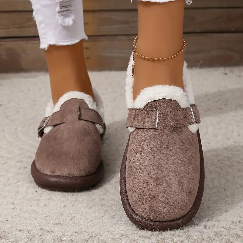 Gemütliche, mit Fleece gefütterte Slipper mit Schnallenriemen