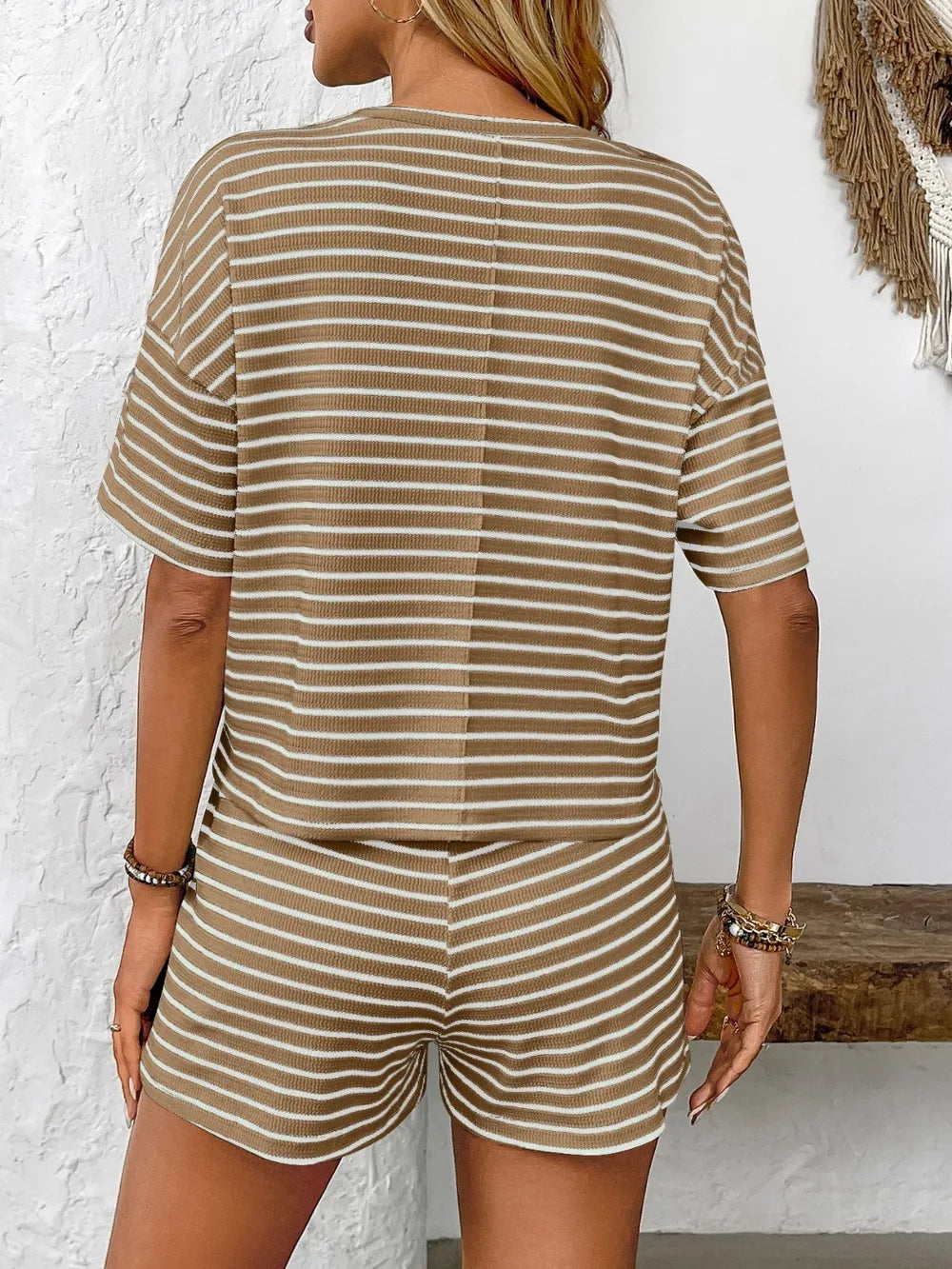 Set aus gestreiftem, kurzärmligem Top und Shorts mit Rundhalsausschnitt
