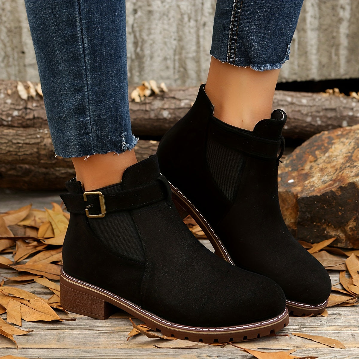 Schicke Stiefeletten mit Blockabsatz, Schnallenriemen und elastischen Seiten