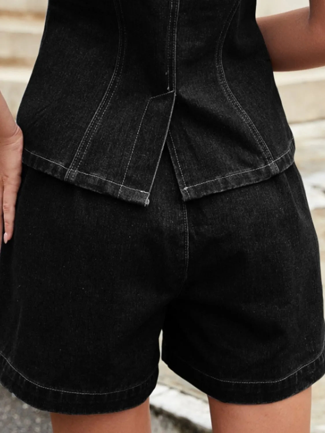 Lässiges Denim-Set aus Weste mit Knopfleiste und Shorts