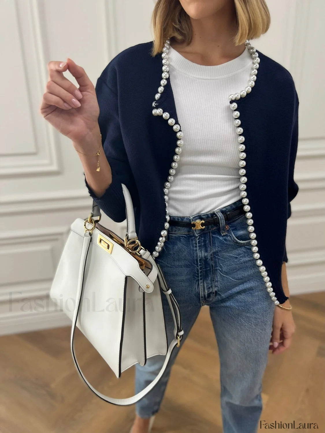 Strickjacke mit Perlenbesatz und ausgefranstem Saum