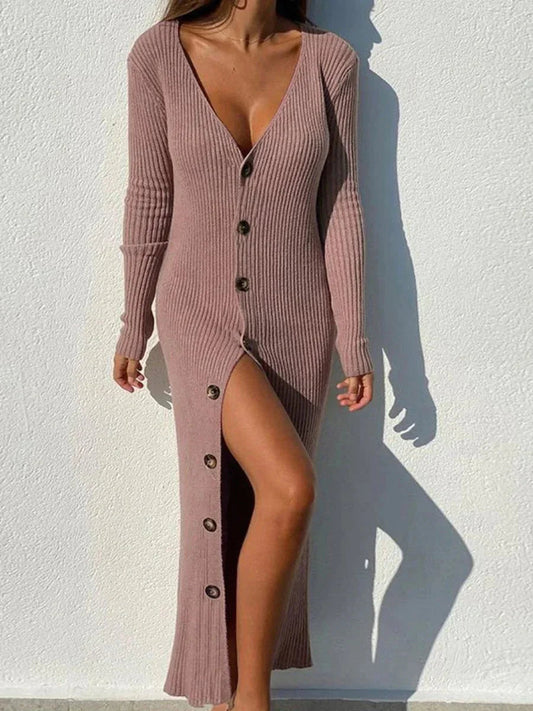 Gemütliches langes Strickkleid mit tief ausgeschnittenem, geknöpftem Ausschnitt