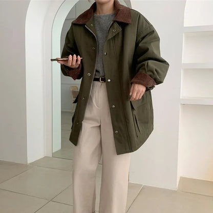 Vintage-inspirierte Damenjacke mit umklappbarem Kragen und großen Taschen