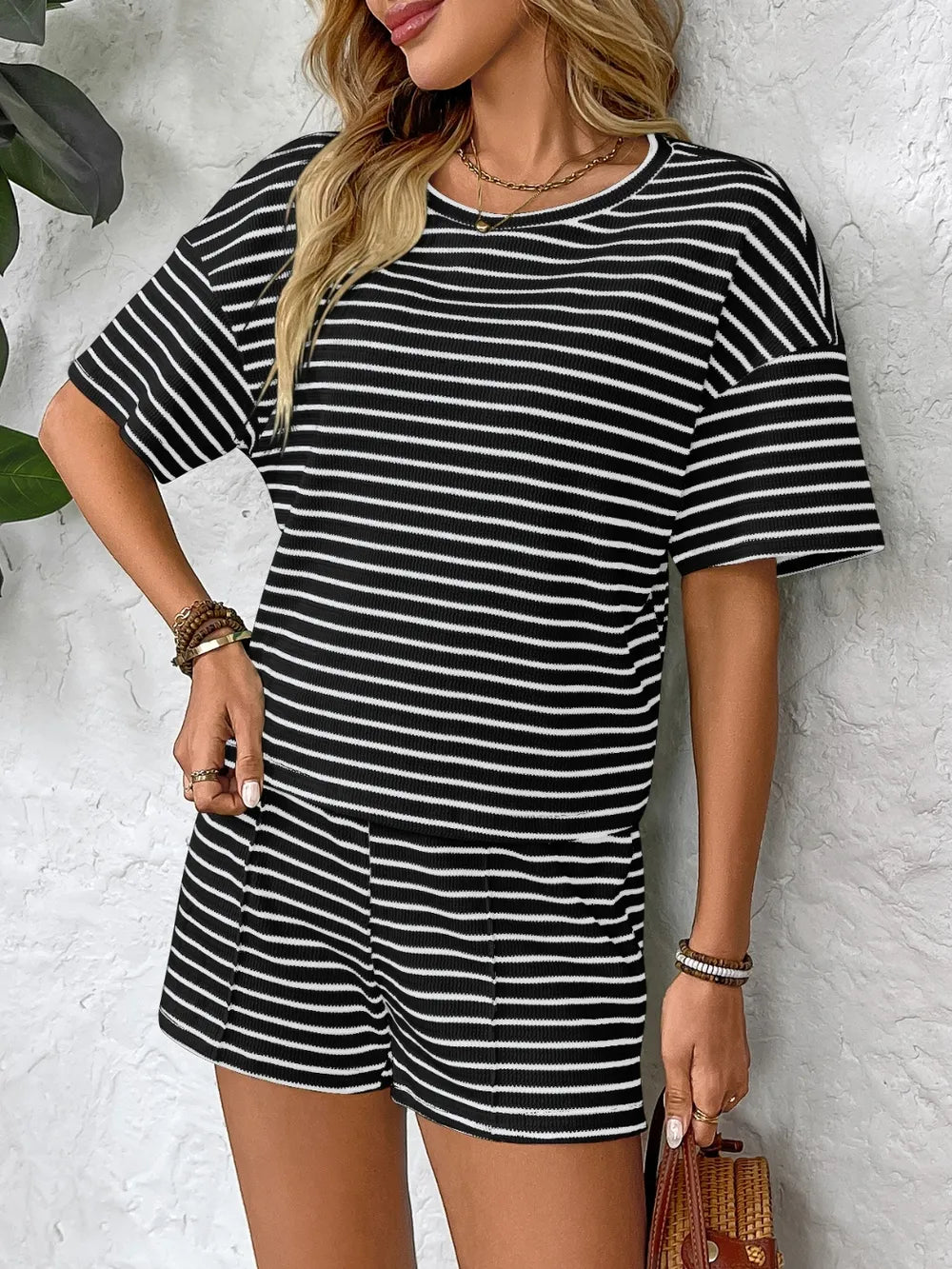 Set aus gestreiftem, kurzärmligem Top und Shorts mit Rundhalsausschnitt
