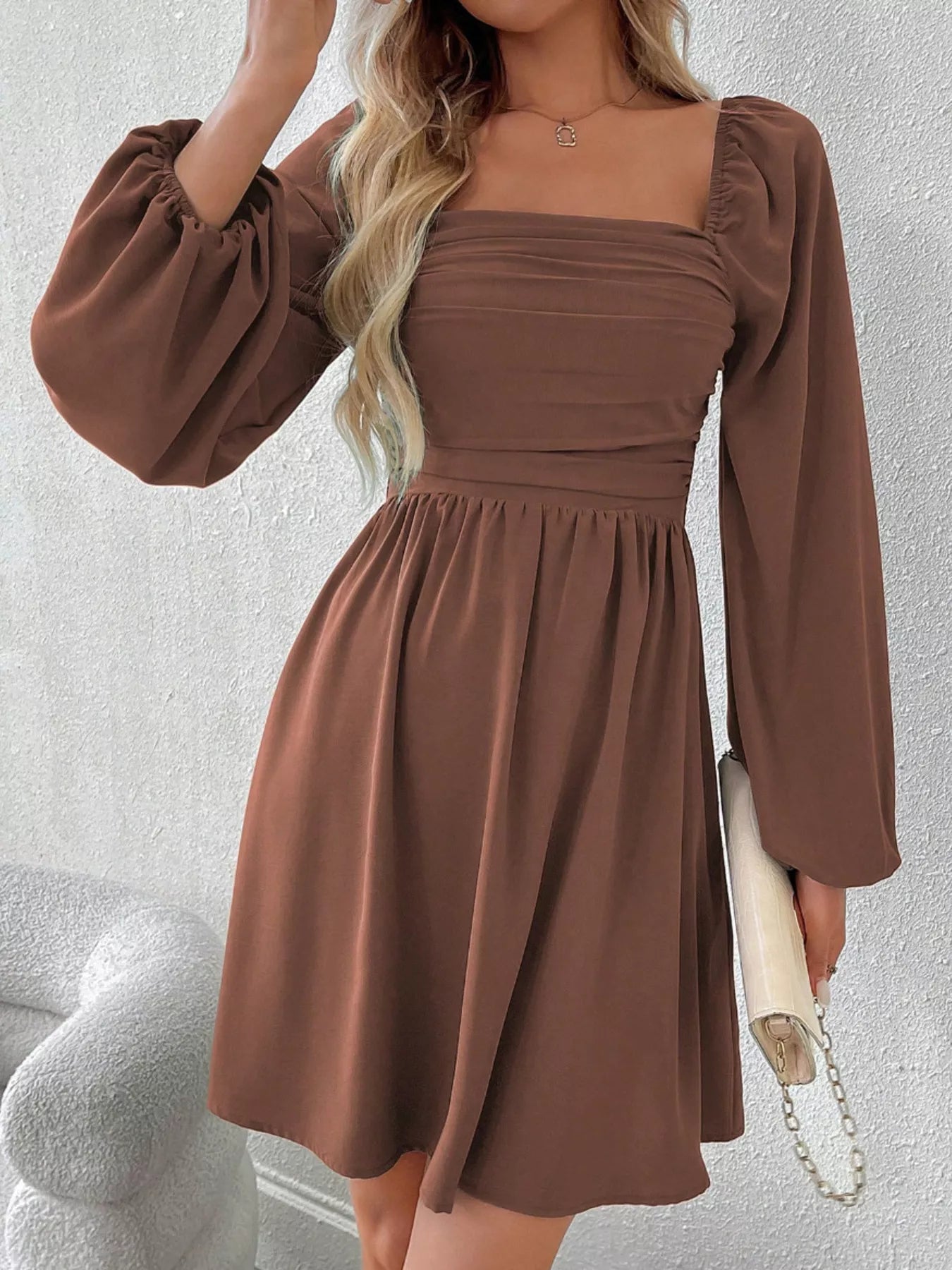 Gerüschtes A-Linien-Kleid mit quadratischem Ausschnitt und langen Ärmeln