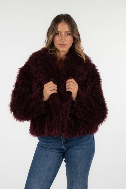Gemütlicher Plüsch-Kunstpelzmantel für winterliche Eleganz