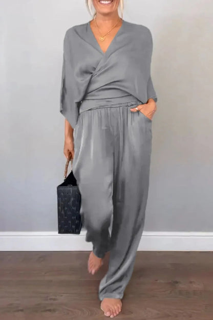 Schickes Wickeloberteil und lässiges Hose-Set