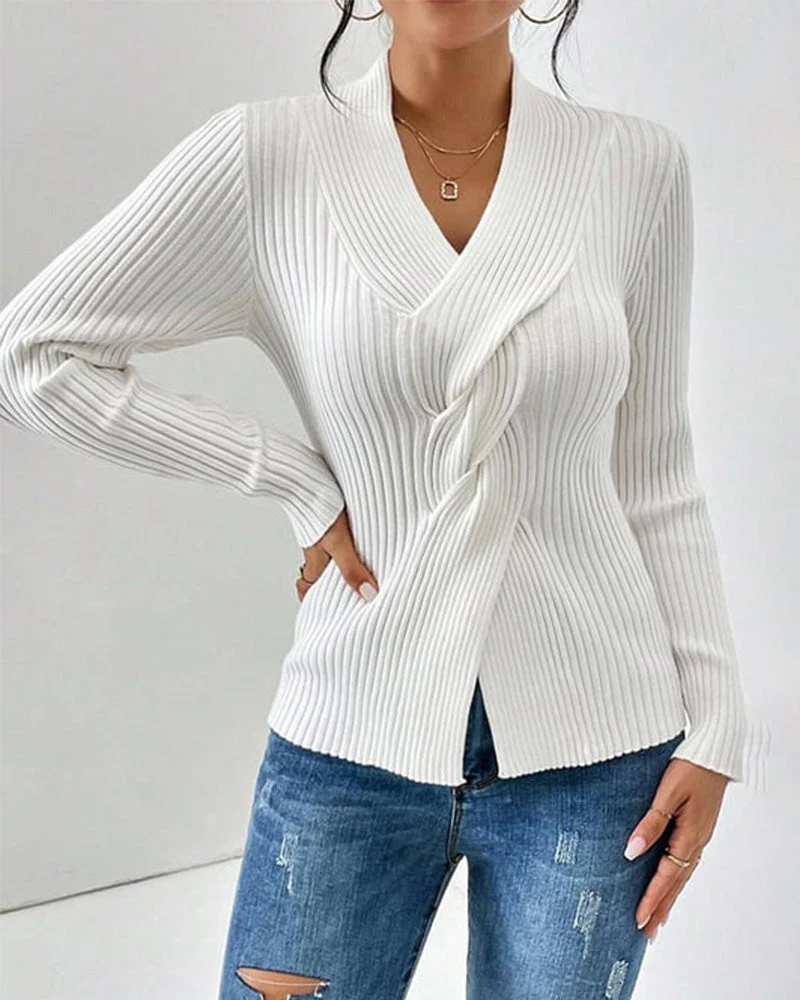 Gemütlicher Pullover mit gedrehtem Frontdetail und Rippenstrick