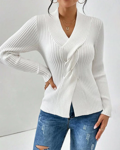 Gemütlicher Pullover mit gedrehtem Frontdetail und Rippenstrick