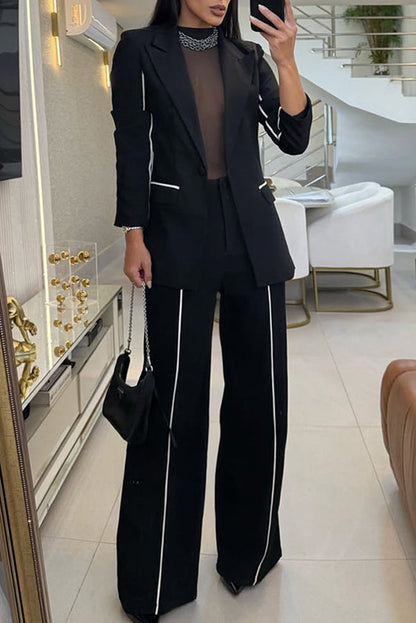 Schickes Set aus einfarbigem Blazer und geraden Hosen