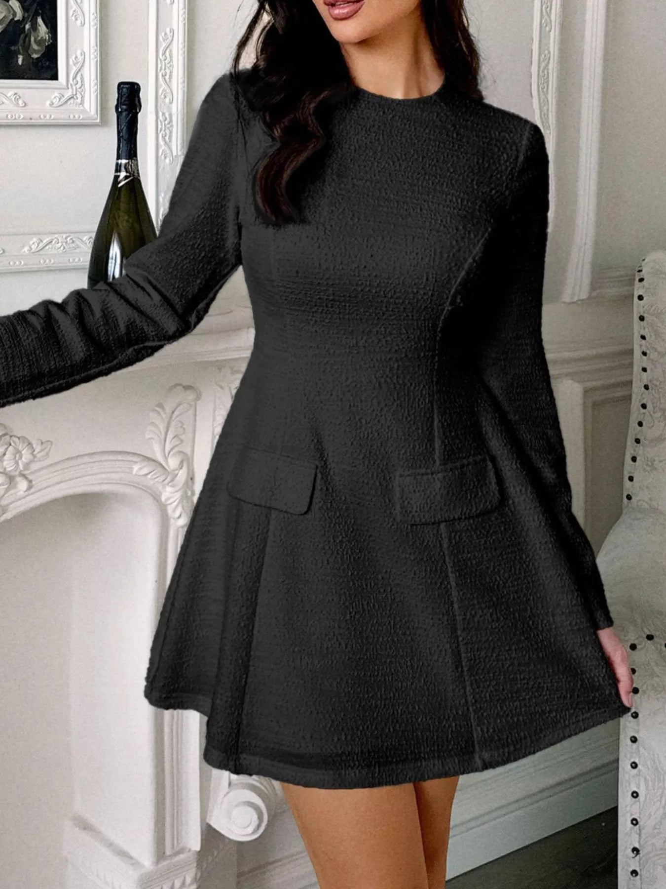 Mini-Kleid mit figurbetontem Schnitt, langen Ärmeln und freiem Rücken