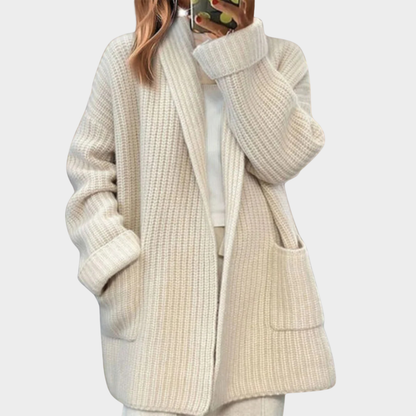 Gemütlicher gestrickter Wollstrickjacke-Pullover