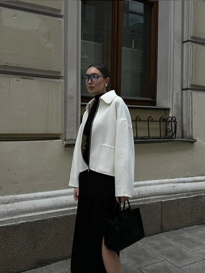 Stilvolle weiße Jacke mit Reißverschluss und Kragen für schicke Alltagsmode