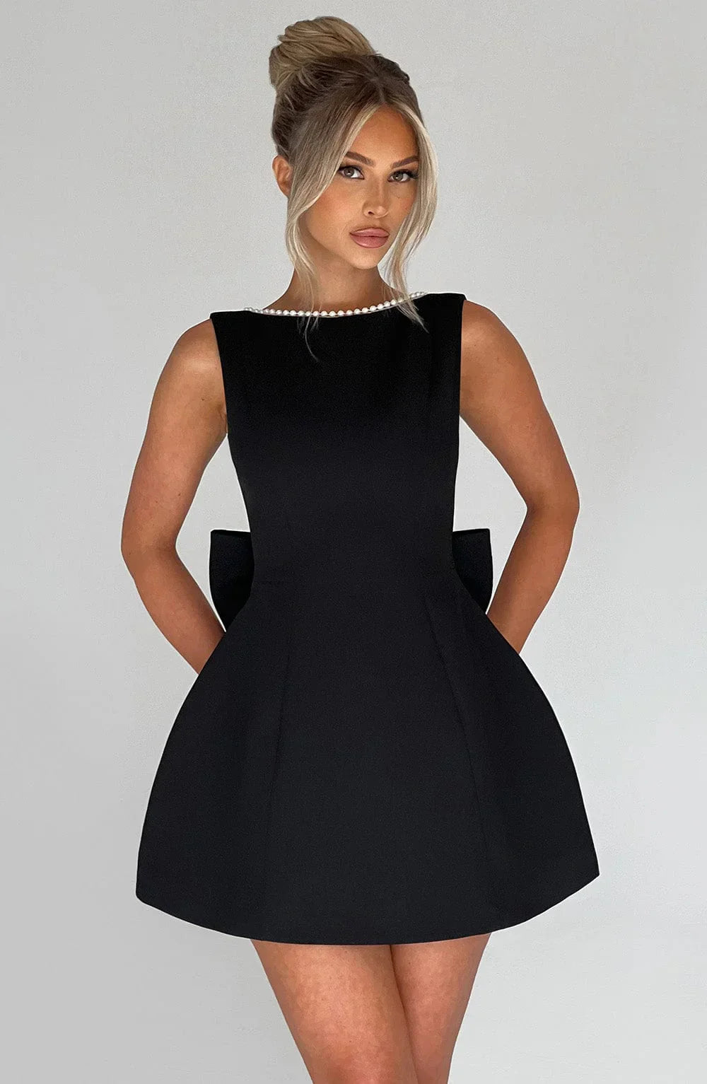 Cocktailkleid für Damen mit Schleifenrücken