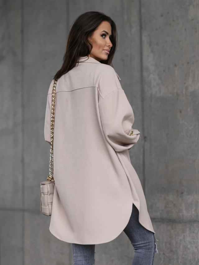 Gemütliche lange Hemdjacke mit Knöpfen und Wollkragen sowie Revers