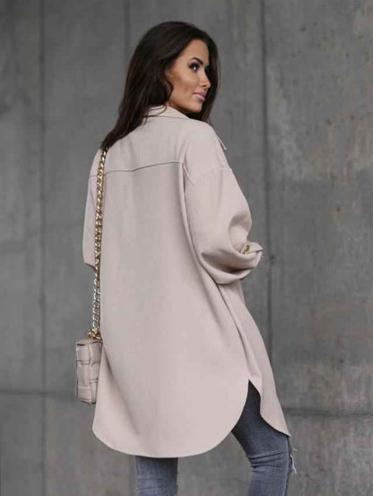 Gemütliche lange Hemdjacke mit Knöpfen und Wollkragen sowie Revers