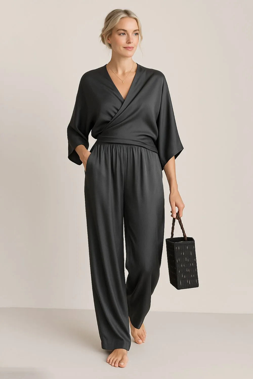 Schickes Wickeloberteil und lässiges Hose-Set