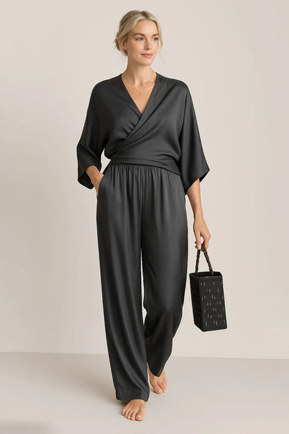 Schickes Wickeloberteil und lässiges Hose-Set