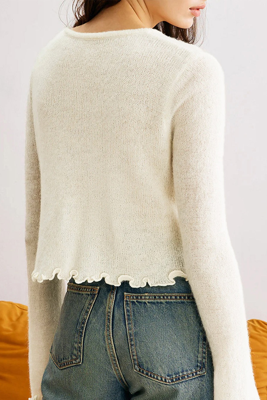 Schlanker Cardigan aus Strick mit floralen Rüschen