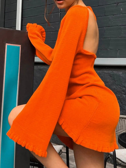 Langärmeliges, rückenfreies Strickkleid