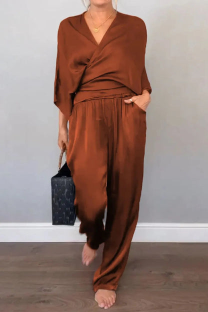Schickes Wickeloberteil und lässiges Hose-Set