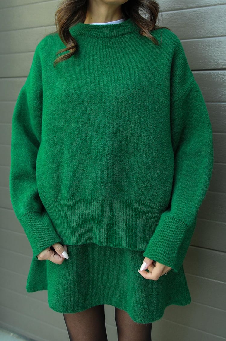 Schickes Strickpullover- und Minirock-Set für gemütlichen Herbststil
