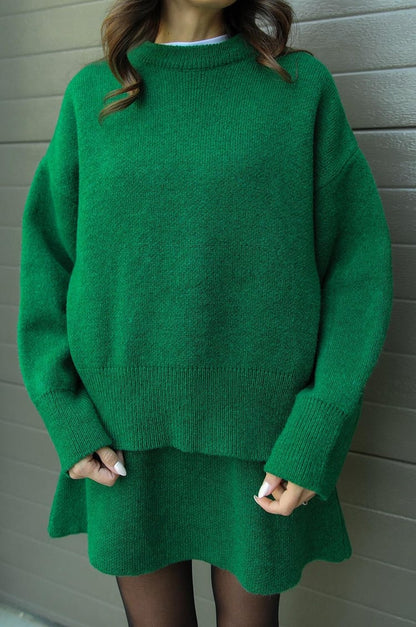 Schickes Strickpullover- und Minirock-Set für gemütlichen Herbststil