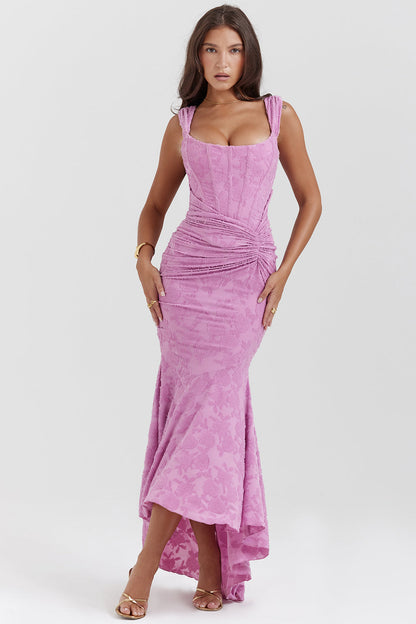 Fließendes Midi-Kleid mit taillenbetonter Kurvenform