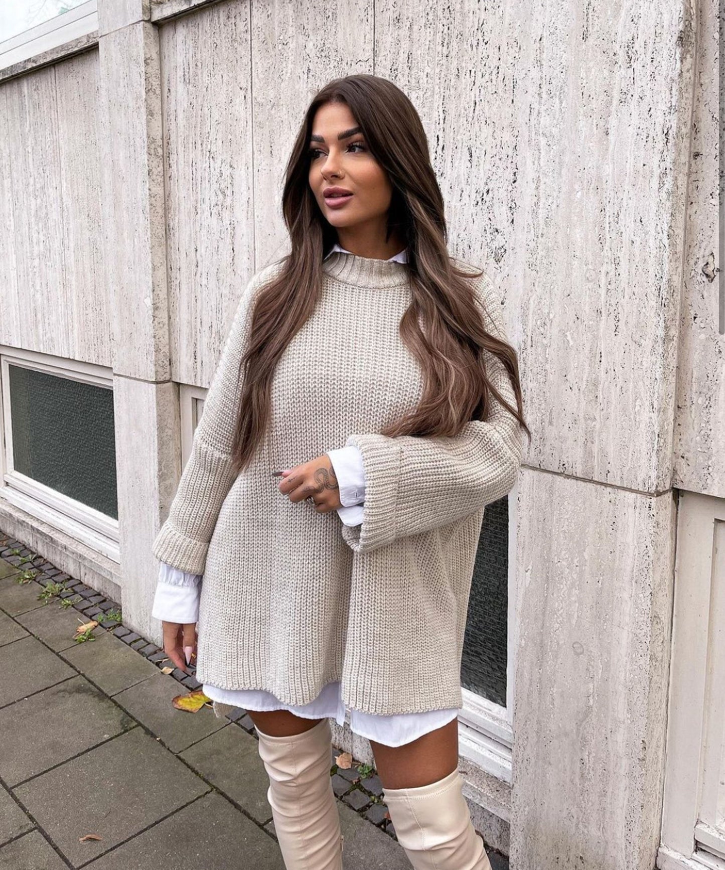 Gemütlicher übergroßer Strickpullover in sanftem Beige