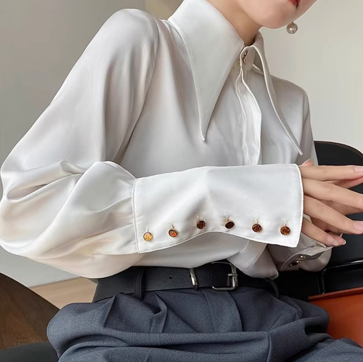Damen Bluse aus einfarbigem Satin mit langen Ärmeln und modernem Kragen