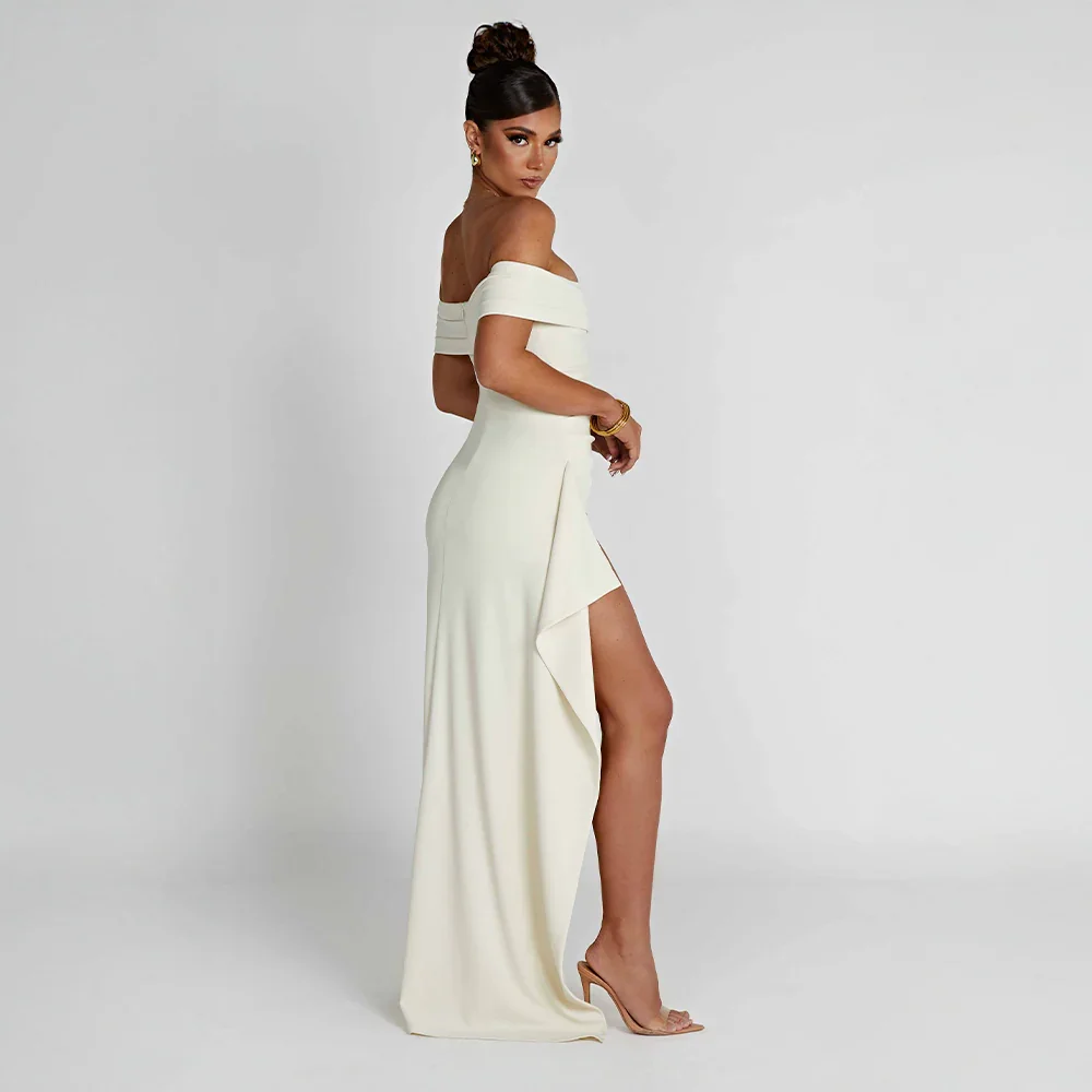 Maxikleid mit schulterfreiem Schnitt und Schlitz