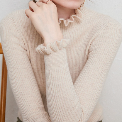 Gemütlicher Rollkragenpullover mit femininen Rüschendetails