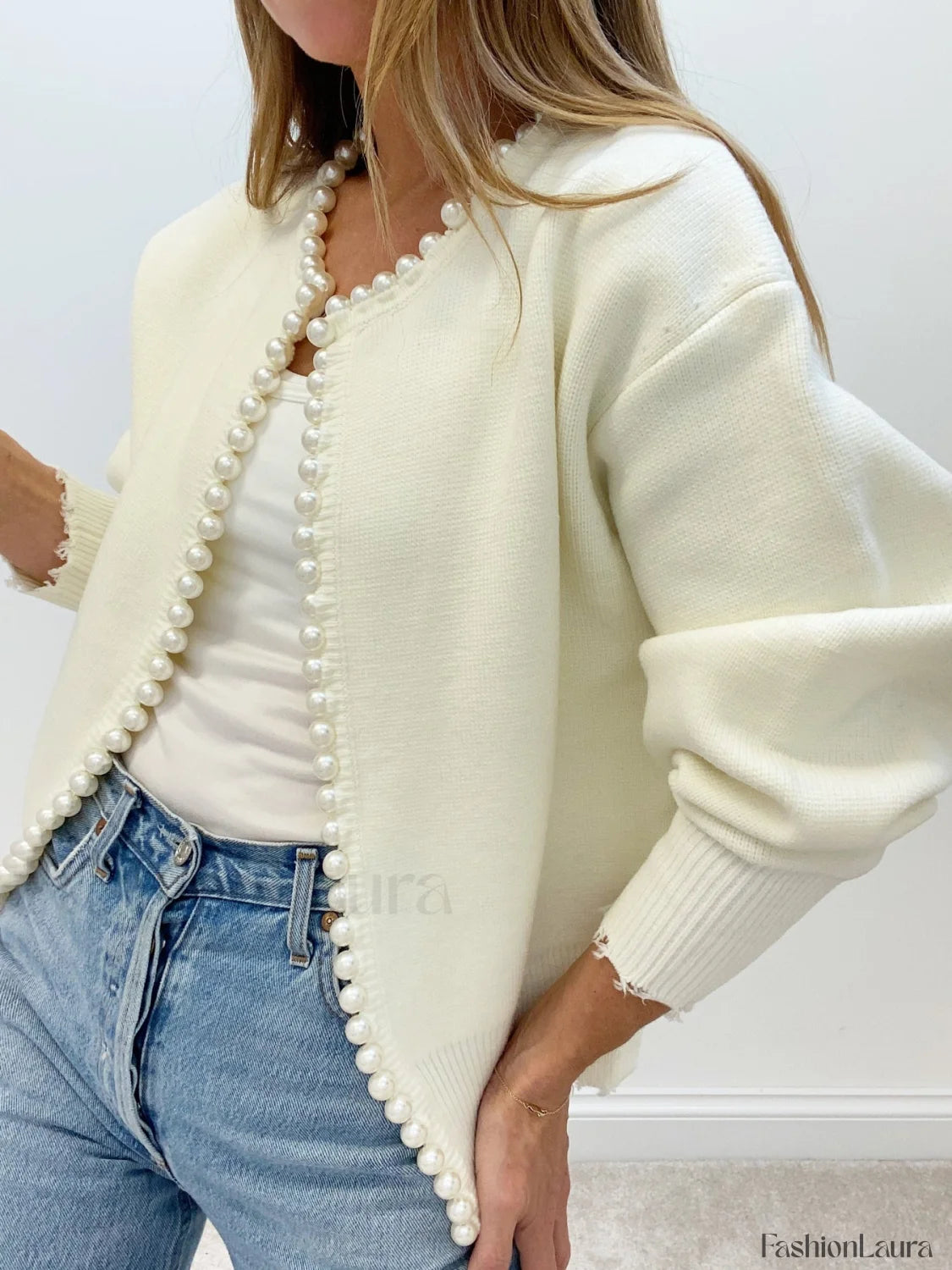 Strickjacke mit Perlenbesatz und ausgefranstem Saum
