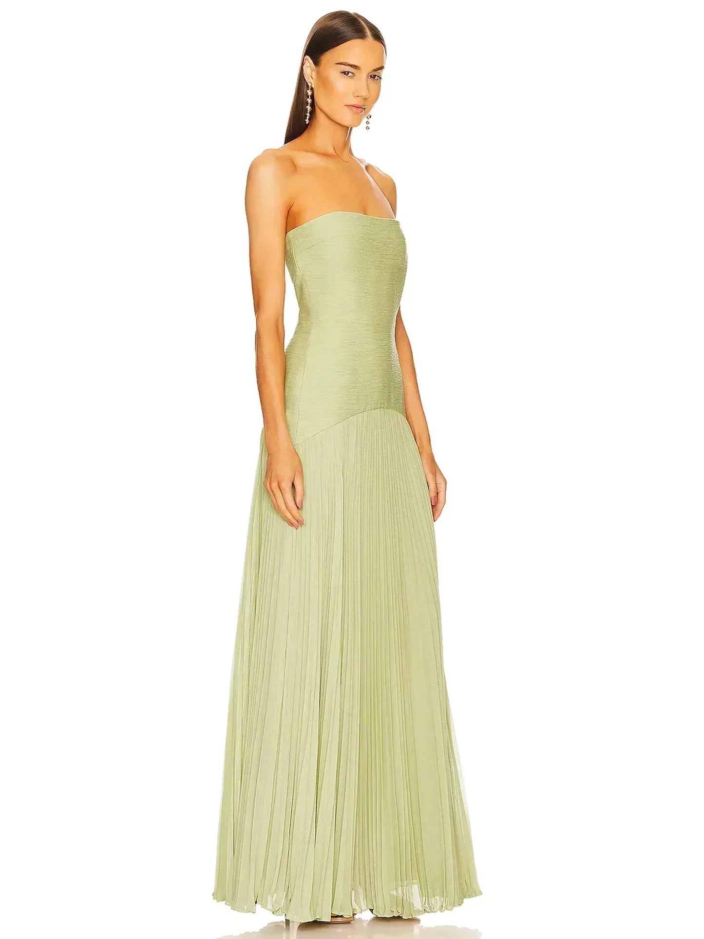 Fließendes grünes Maxikleid für Sommertage