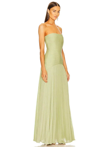 Fließendes grünes Maxikleid für Sommertage
