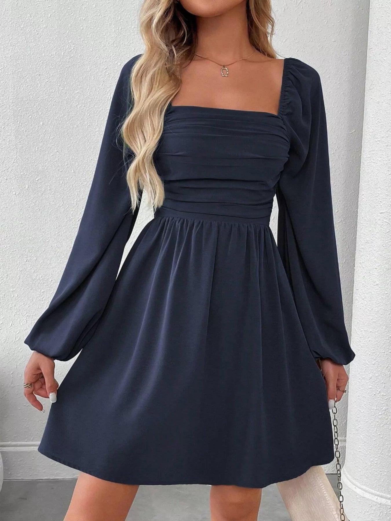 Gerüschtes A-Linien-Kleid mit quadratischem Ausschnitt und langen Ärmeln