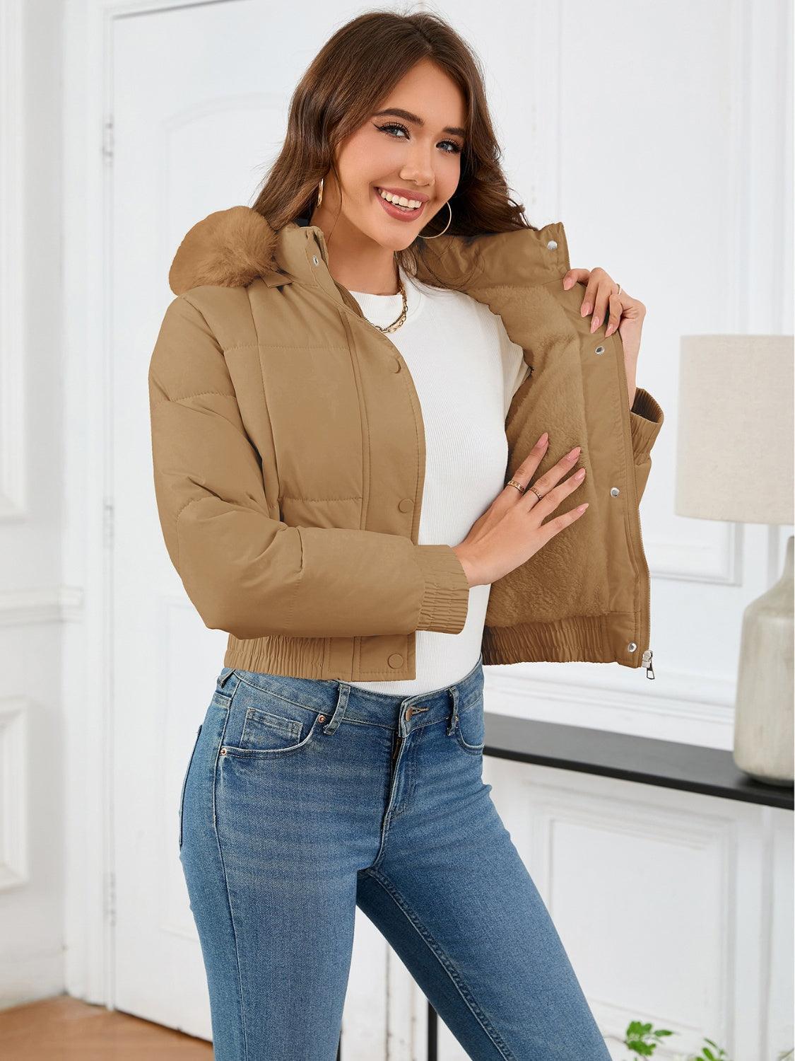 Gemütliche wattierte Winterjacke mit Fellkapuze und Taschen