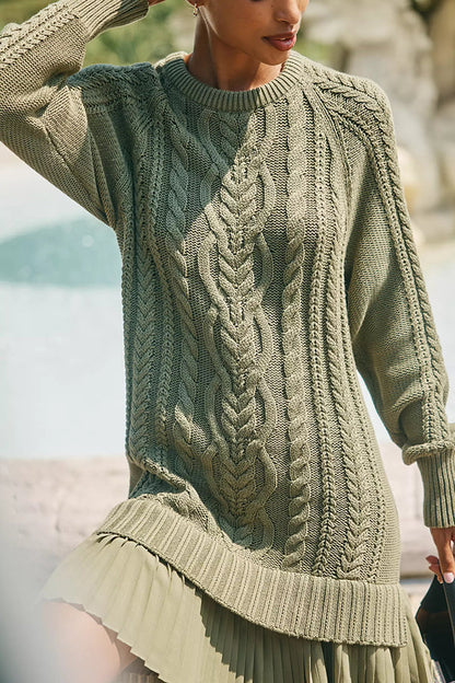 Strickpullover-Kleid mit Plisseefalten am Chiffon-Saum
