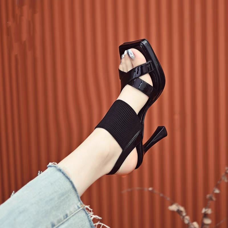 Elegante Schuhe mit Blockabsatz, quadratischer Spitze und elastischem Riemen