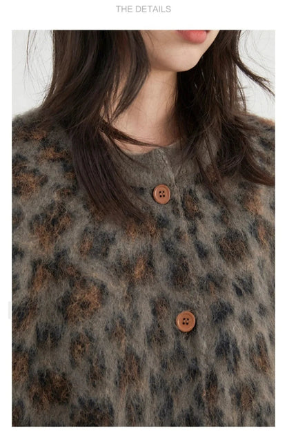 Gemütliche Strickjacke mit Leopardenmuster und einfacher Knopfleiste