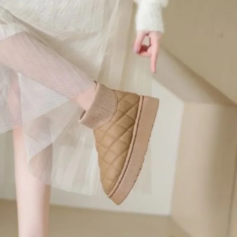 Gemütliche gestrickte Sockenschuhe mit dicker Sohle und warmem Futter