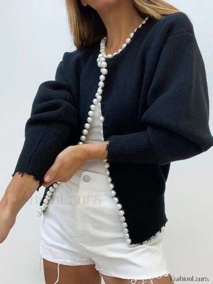 Strickjacke mit Perlenbesatz und ausgefranstem Saum