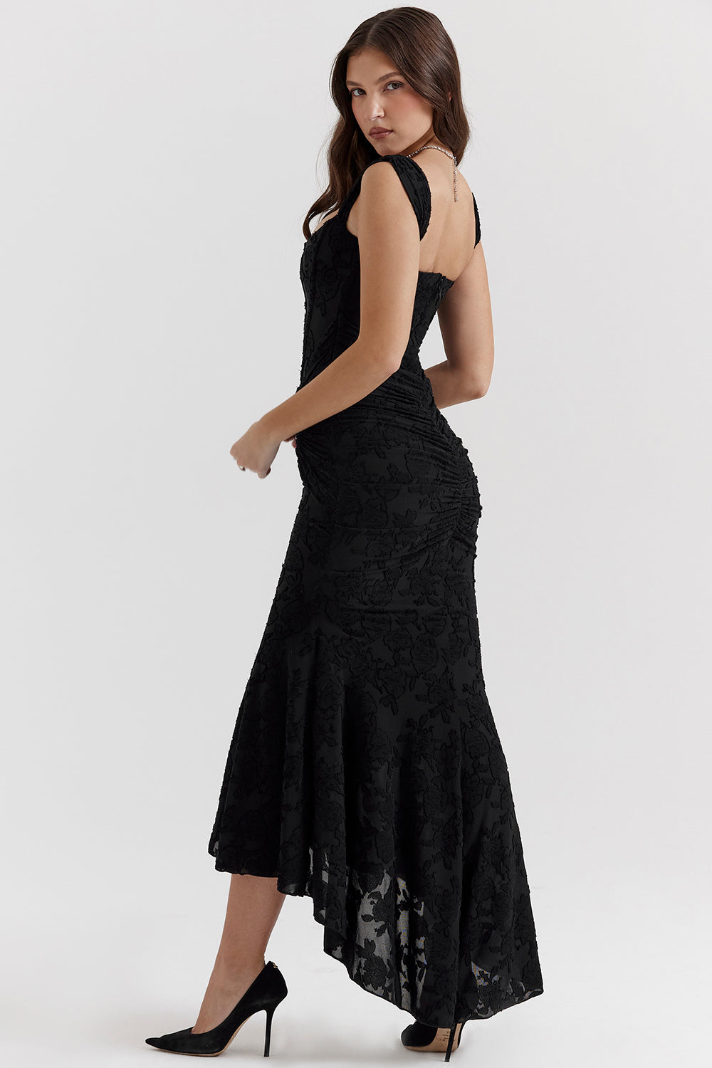 Fließendes Midi-Kleid mit taillenbetonter Kurvenform