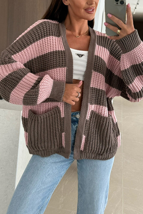 Gemütlicher Strickpullover im Patchwork-Stil mit Streifen und Taschen