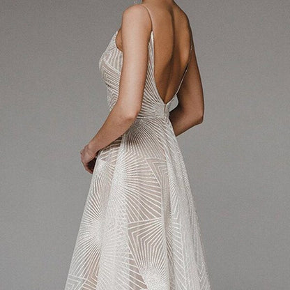 Seidiges Midikleid mit Spaghetti-Trägern für elegante Abende