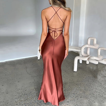 Viktoria® | Figurbetontes Satin-Maxikleid mit Spaghettiträgern